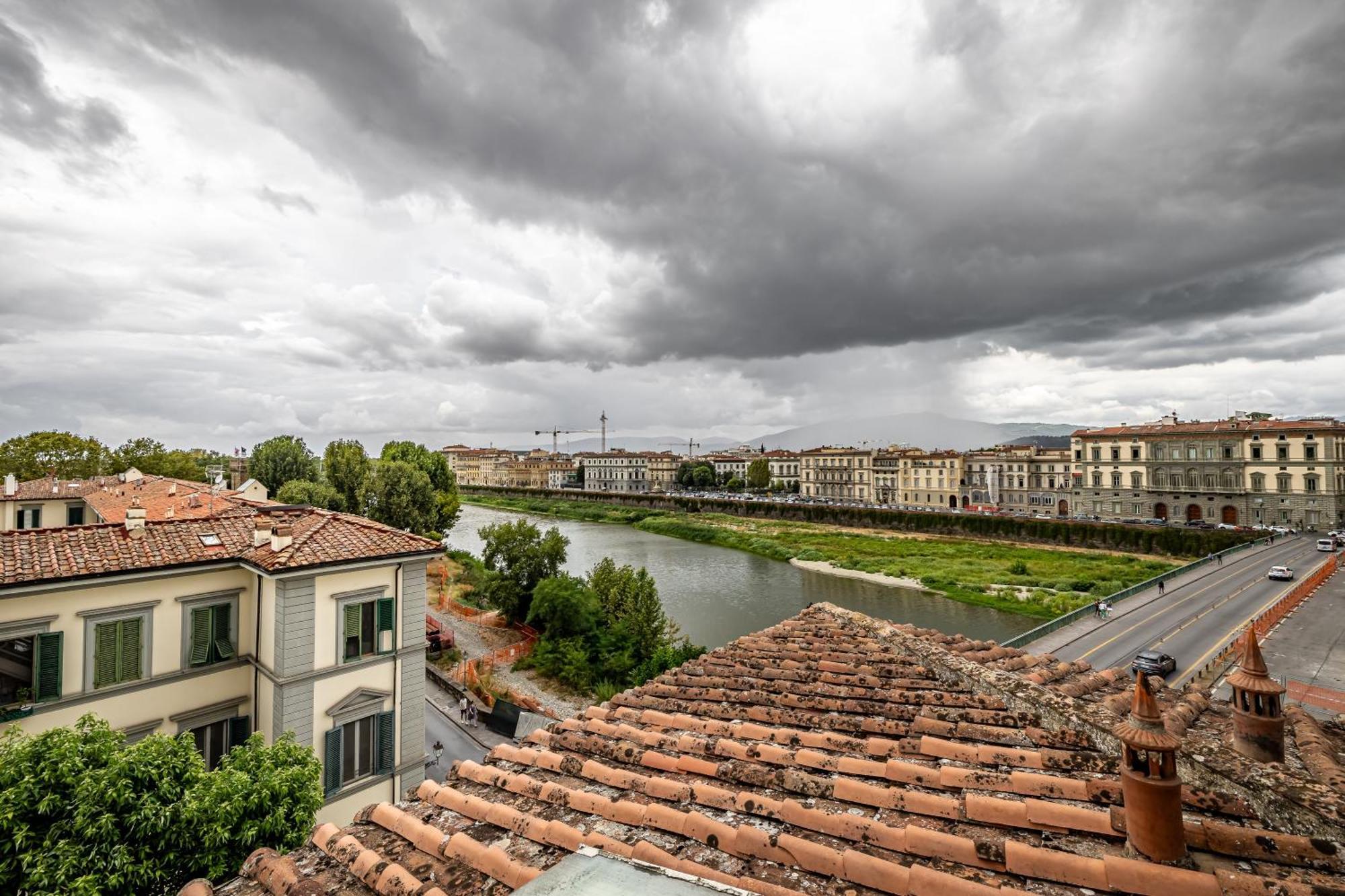 Yid Wonderful Balcony View On * Florencia